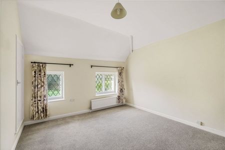A Grade II Listed 2 bedroom semi detached character cottage in an attractive village location. - Photo 2