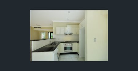 Convenient Townhouse - Photo 5