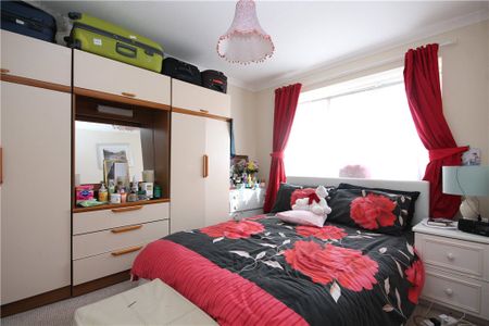 Kingfisher Drive, Staines-upon-Thames, Surrey, TW18 4RR - Photo 5
