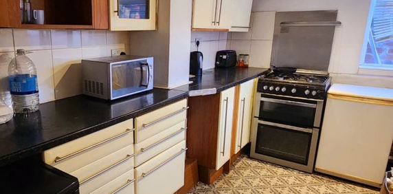 1 bedroom in a house share to rent - Photo 2