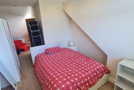 Ensuite in a New Build to let in Uxbridge - Photo 3