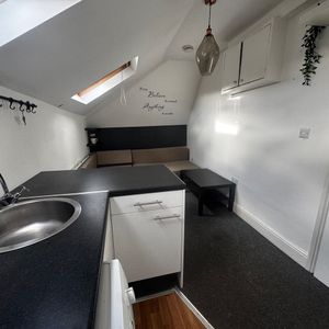 1 Bed Flat, Denzil Avenue, SO14 - Photo 2