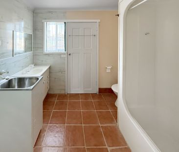COMFORTABLE & CONVENIENT 2-BEDROOM HOME - IDEAL LOCATION! - Photo 2