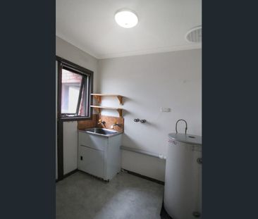 GENEROUS 2 BEDROOM UNIT WITH LOCK UP GARAGE AND COURTYARD - Photo 5