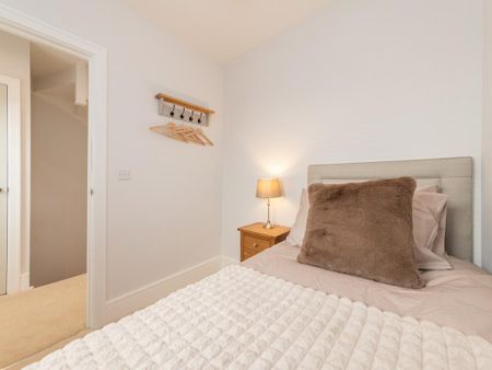 4 bedroom terraced house to rent - Photo 5