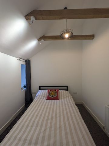 Bright Room in Freshly Refurbished Flat - Photo 2