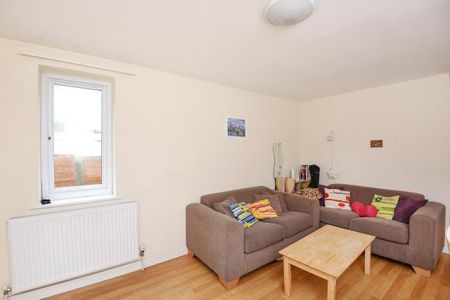 5 bedroom semi-detached house to rent - Photo 2