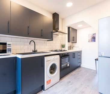 Brand New Ensuite | Luxury House in Wigan | 50% Off 1st Month Rent! - Photo 6
