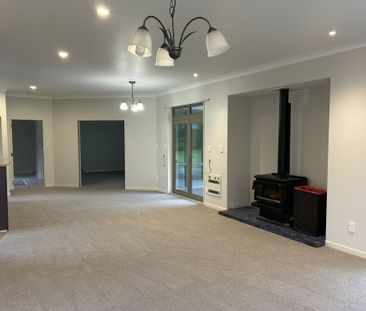 Large Executive Home - Photo 2