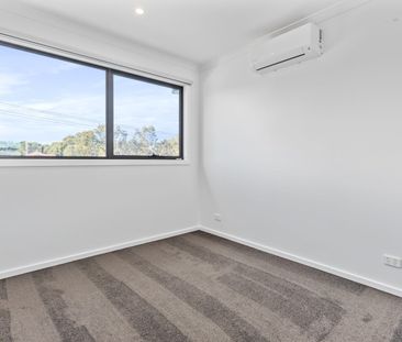 Modern Three Bedroom Townhouse in the Heart of Heathmont! - Photo 3