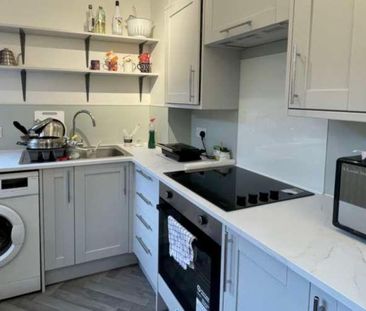 Desirable Bed Terraced House // Jul, LN1 - Photo 3