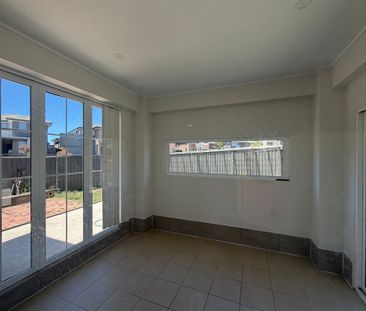 Beautiful and Spacious Property - Photo 3