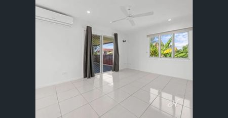 FAMILY HOME IN CONVENIENT STRATHPINE LOCATION - Photo 2