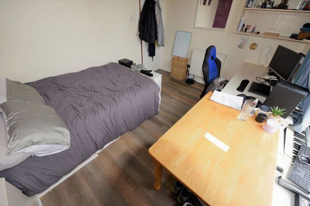 3 bedroom Flat in Hollybank, Leeds - Photo 1