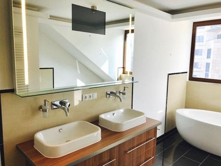 Das Besondere! 173 m² in Citylage + Parkett + Lift + Fußbodenhzg. + Loggia + 2 Bäder + Wanne/Dusche - Photo 3