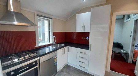 City Fringe Living: Cosy 2-Bedroom Apartment - Photo 3