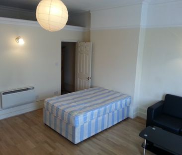 Studio Flat, Bedford Hill, SW12 - Photo 6