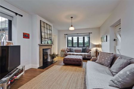 A semi-detached character cottage with a modern interior in the sought after village of Frensham. - Photo 2