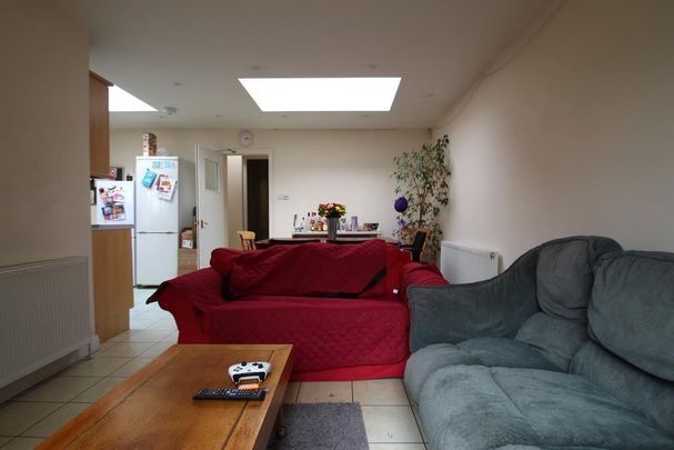5 bedroom end of terrace house to rent - Photo 1