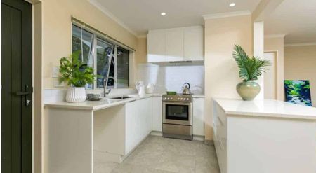 Charming 3-Bedroom Family Home in Sought-After Greenhithe Location - Photo 5