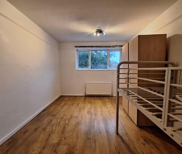 Cunningham Avenue, Enfield EN3, London - Photo 3