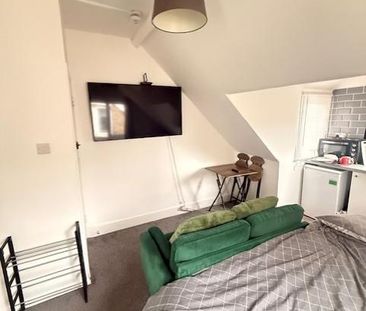 End of terrace house to rent - Photo 2