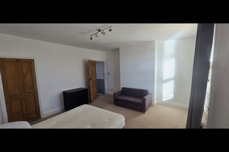 Room in a Shared House, Arthington View, LS10 - Photo 4