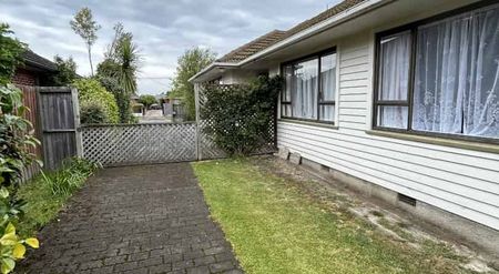 Three bedroom home in Bryndwr - Photo 2