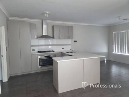 Family living close to beach and city - Photo 5