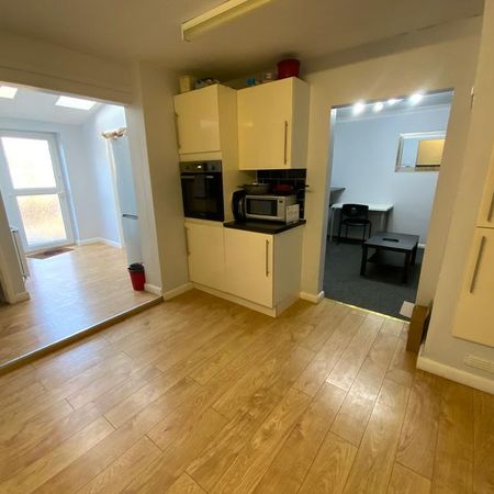 1 bedroom in a house share to rent - Photo 4