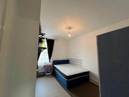 1 bedroom in a flat share to rent - Photo 3