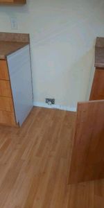 Grand 3/1/2 à louer, avec grandes fenêtres et plafond en cathédrale, entrée laveuse/sécheuse. stationnement privé. - Photo 4