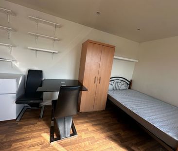 Studio Flat, Church Road, NW4 - Photo 2