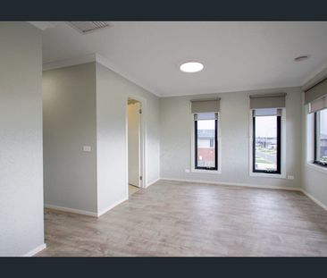 MODERN, SPACIOUS AND READY TO MOVE IN! - Photo 2