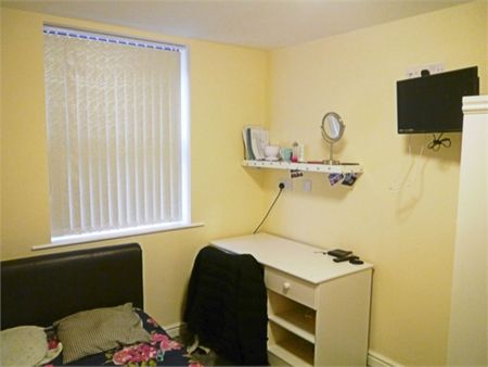 8 Bedroom Flat - Photo 2