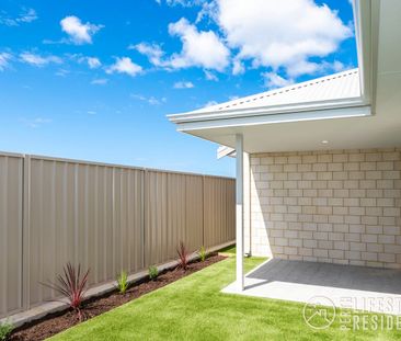 3 BED + STUDY ~ LOVELY CORNER POSITION! - Photo 3