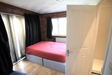 4 bedroom semi-detached house to rent - Photo 2