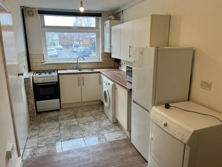 3 bedroom ground floor flat to rent - Photo 4