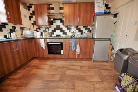 8 bedroom House in Welton Place, Leeds - Photo 4
