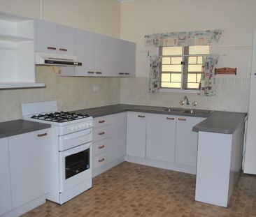 WORKERS COTTAGE WITH YARD - Photo 5