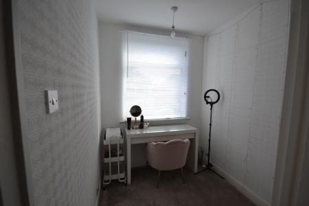 3 bedroom Terraced House To Let - Photo 2