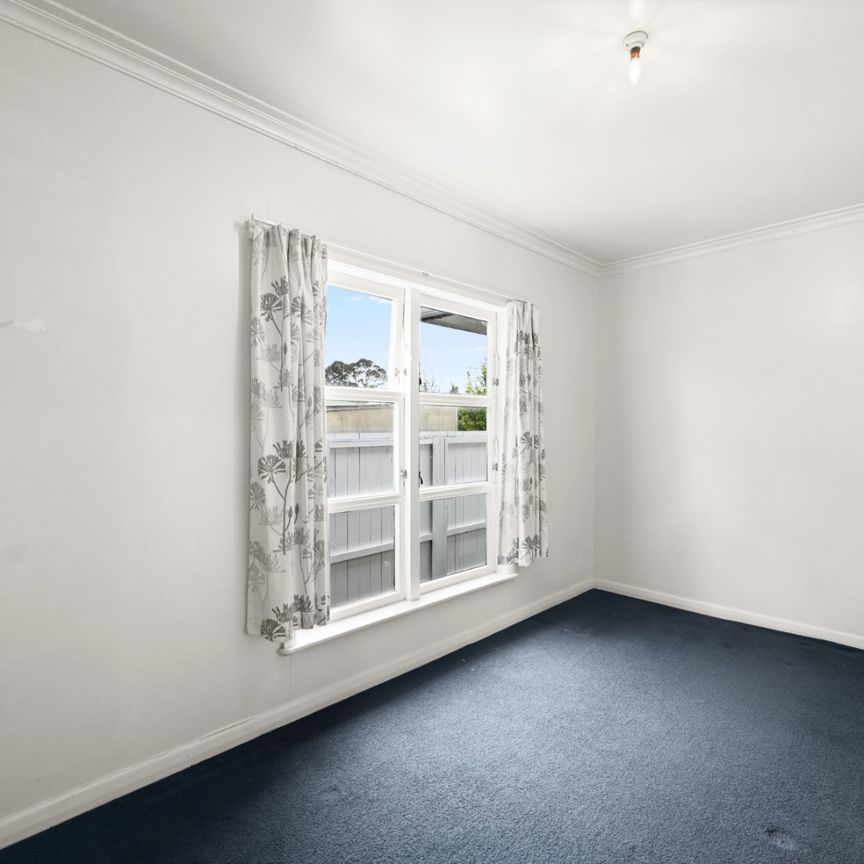 This spacious four-bedroom, single-bathroom home on Wall Street offers modern comfort and unbeatable convenience. - Photo 1