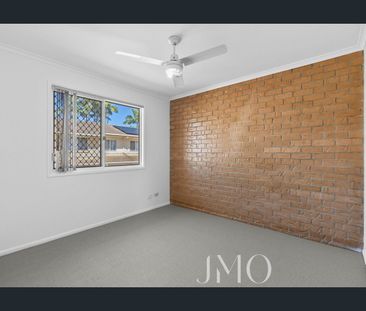 Well Presented Townhouse - New Paint and Carpets - Photo 1