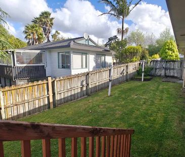 Private, Spacious & Pet-Friendly Gem in Unsworth Heights - Photo 2