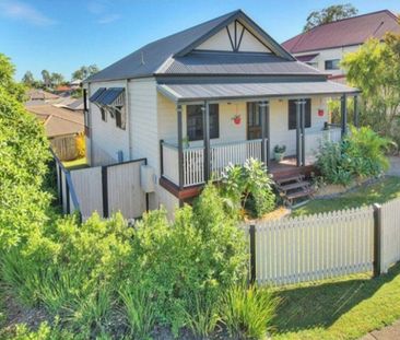 HOME WITH CHARMING CHARACTER - Photo 3