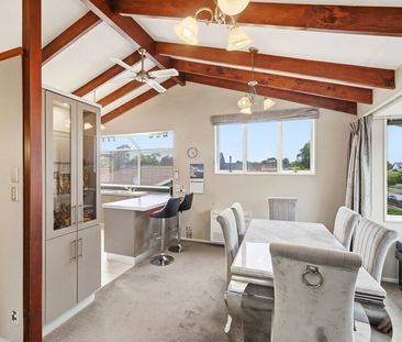 Spacious four bedroom home in a great location! - Photo 5