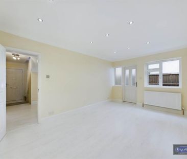 5 bedroom semi-detached bungalow to rent - Photo 4