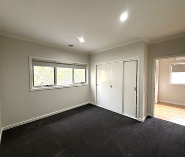 Modern 3 Bedroom Townhouse with Double Garage - Photo 2