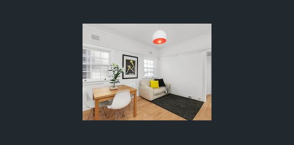 Stylish Top-Floor Apartment in Prime Lifestyle Location - Photo 2