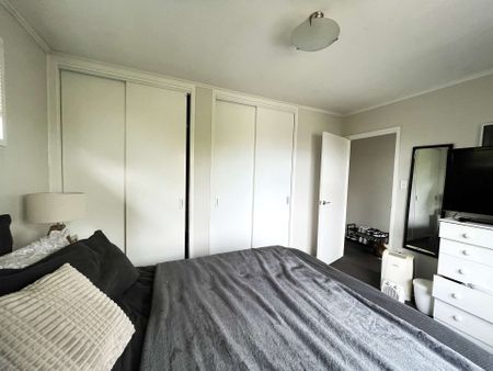 3 bedrooms with one bathroom - Photo 2